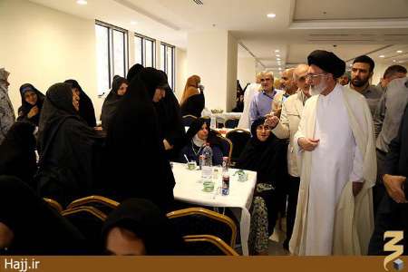 ديدار و گفتگوي صميمانه سرپرست حجاج ايراني با زائران ايراني در مكه