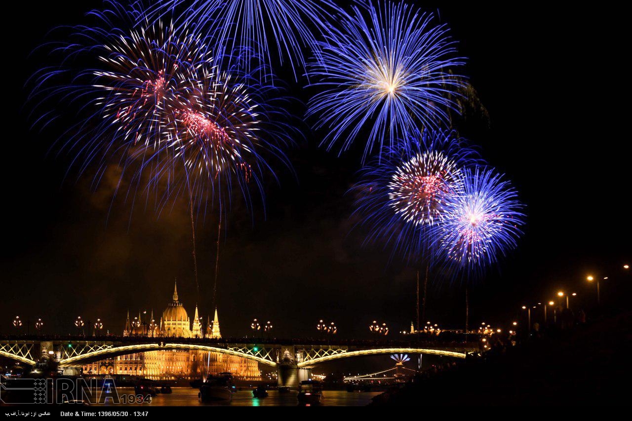 آتش بازی جشن روز ملی مجارستان در  آسمان بوداپست