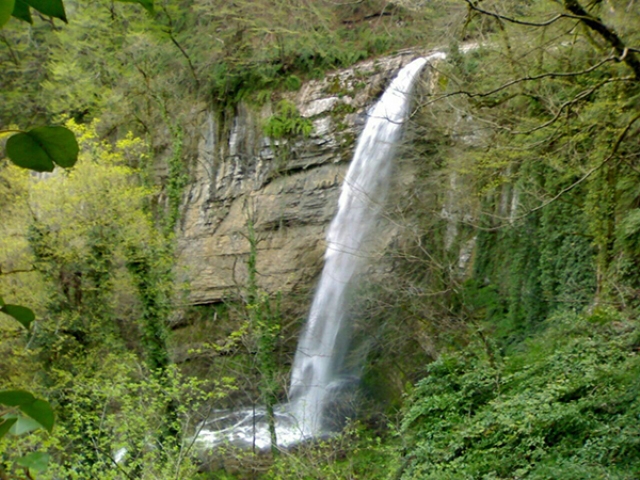 مجموعه آبشارهای اوتره گلستان میزبان گردشگران تابستانی مجموعه آبشارهای اوتره گلستان میزبان گردشگران تابستانی