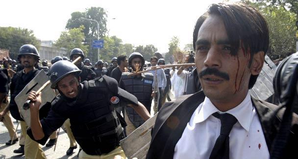 Pakistan police clash with protesting lawyers in Lahore Pakistan police clash with protesting lawyers in Lahore