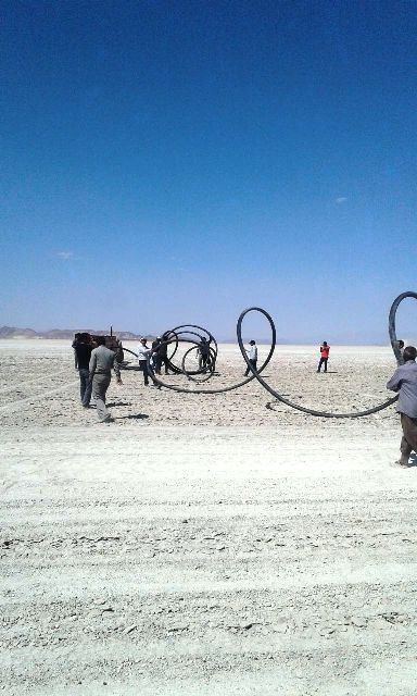 انتقال آب به محل جوجه آوري فلامينگوها در درياچه بختگان فارس