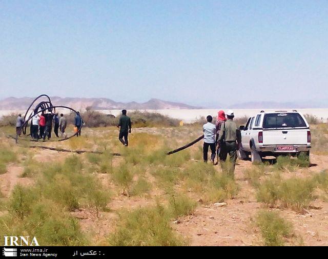 انتقال آب به محل جوجه‌آوری فلامینگوها در بختگان