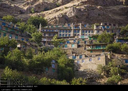 Casas escalonadas construidas en la región de Uraman, provincia iraní de Kordestan. 9408**