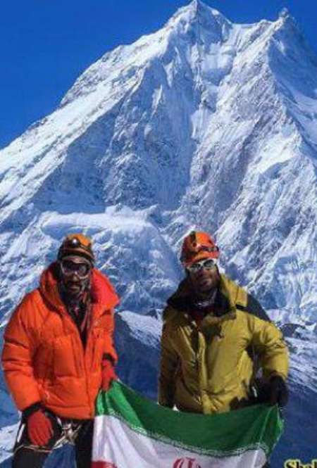 Des alpinistes iraniens gravissent le Manaslu dans l'Himalaya