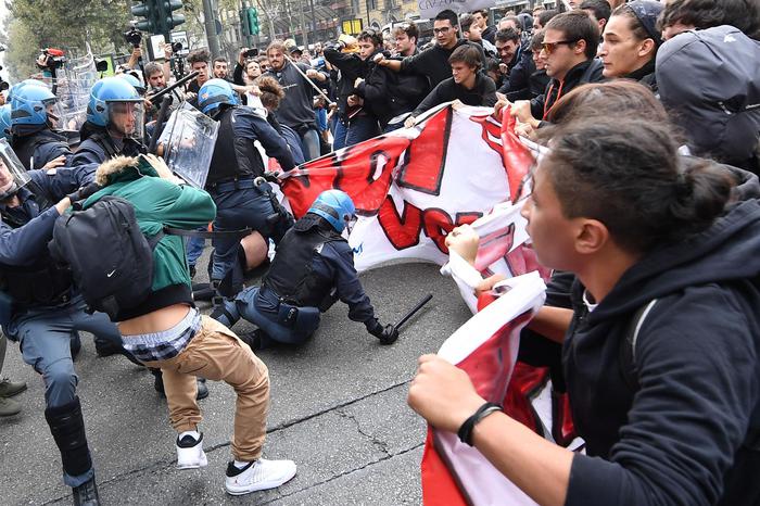 درگیری پلیس ایتالیا با اعتراض كنندگان به اجلاس جی 7