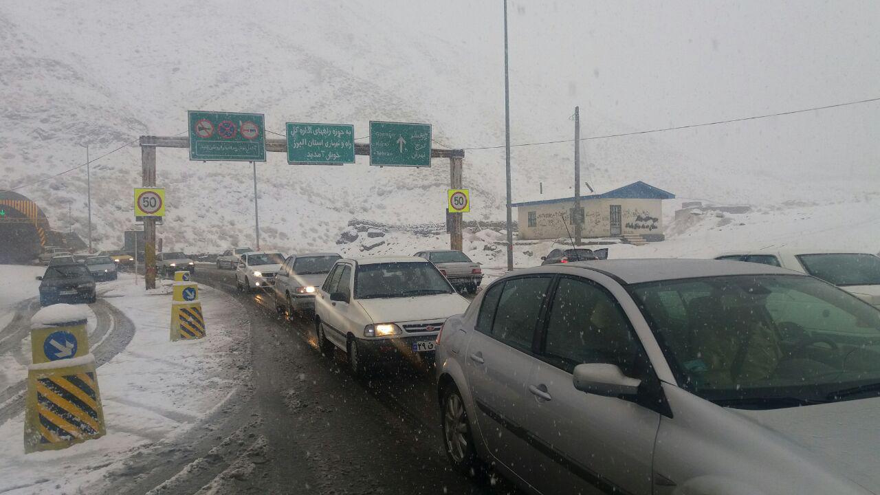 ادامه بارش برف در جاده كندوان / همراه داشتن زنجير چرخ الزامي است