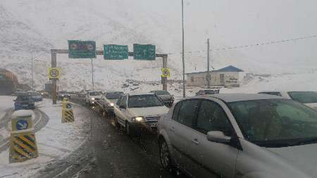 ادامه بارش برف در جاده كندوان / همراه داشتن زنجير چرخ الزامي است