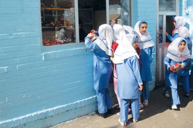 120 شركت مواد غذايي در كردستان داراي مجوز ارائه محصول به بوفه هاي مدارس هستند