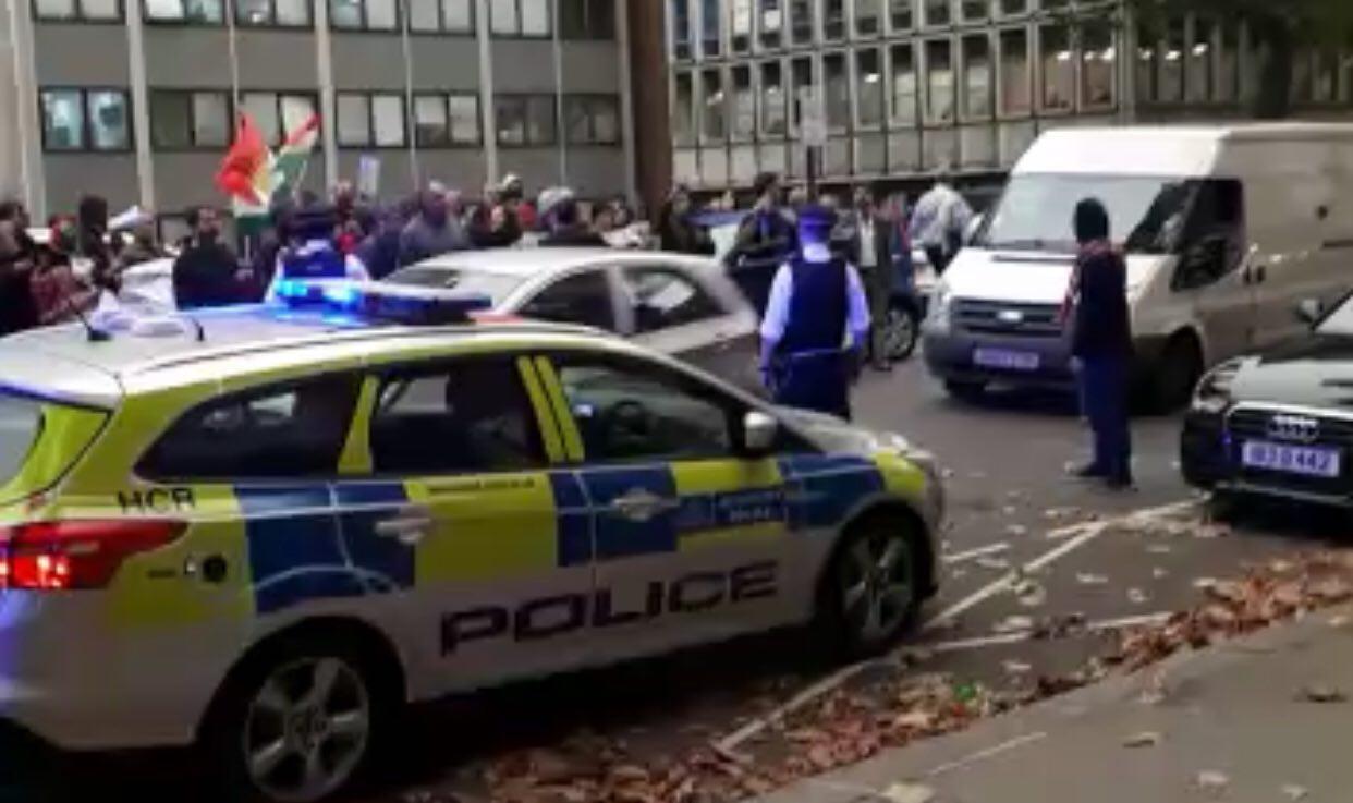 تجمع خشونت آميز در مقابل سفارت عراق در لندن