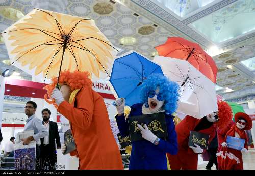 نمايشگاه مطبوعات؛ تنوع رنگ در غرفه ها؛ مردان رنگي سوژه هاي سلفي نمايشگاه مطبوعات؛ تنوع رنگ در غرفه ها؛ مردان رنگي سوژه هاي سلفي