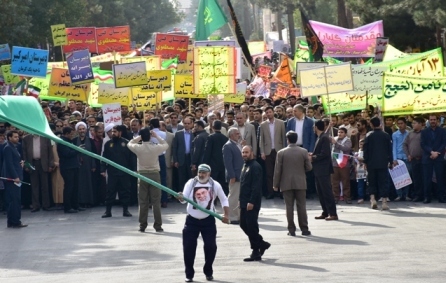 طنین فریاد استكبارستیزی كرمانی ها در 13 آبان