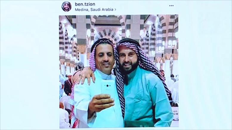 حضور یهودی صهیونیست در مسجد نبوی خشم كاربران مسلمان در شبكه های اجتماعی را برانگیخت حضور یهودی صهیونیست در مسجد نبوی خشم كاربران مسلمان در شبكه های اجتماعی را برانگیخت
