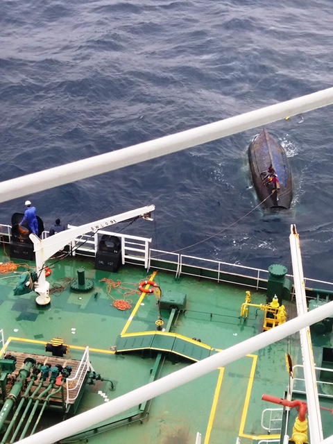 Iranian oil tanker rescues 5 Sri Lankan fishermen Iranian oil tanker rescues 5 Sri Lankan fishermen