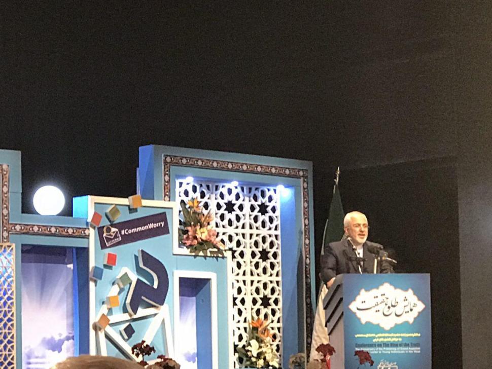 Zarif salue la lettre du Guide suprême à la jeunesse occidentale Zarif salue la lettre du Guide suprême à la jeunesse occidentale