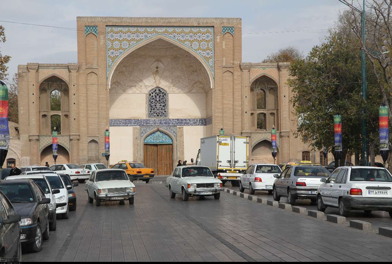 جلوه گری هنر اسلامی در معماری سردرعالی قاپوی قزوین جلوه گری هنر اسلامی در معماری سردرعالی قاپوی قزوین