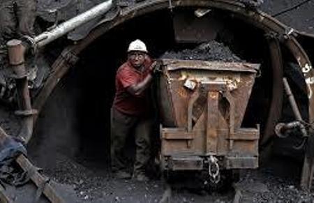 تعطيلي موقت تونل شماره 2 معدن زغال سنگ مينودشت؛ كارگران مشغول كارند