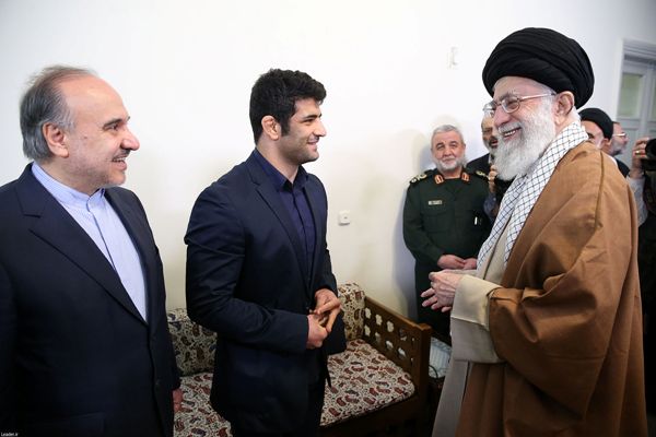 Le Guide suprême félicite un jeune lutteur iranien Le Guide suprême félicite un jeune lutteur iranien