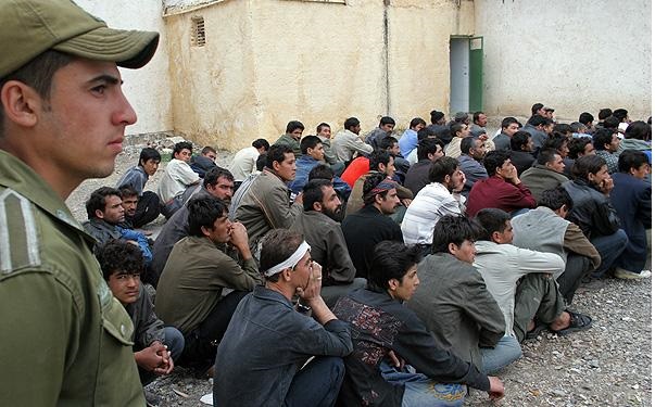 Iran border guard arrests 128 illegal migrants Iran border guard arrests 128 illegal migrants