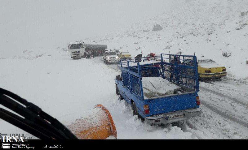 نجات 240 مسافر گرفتار دربرف در اندیكای خوزستان