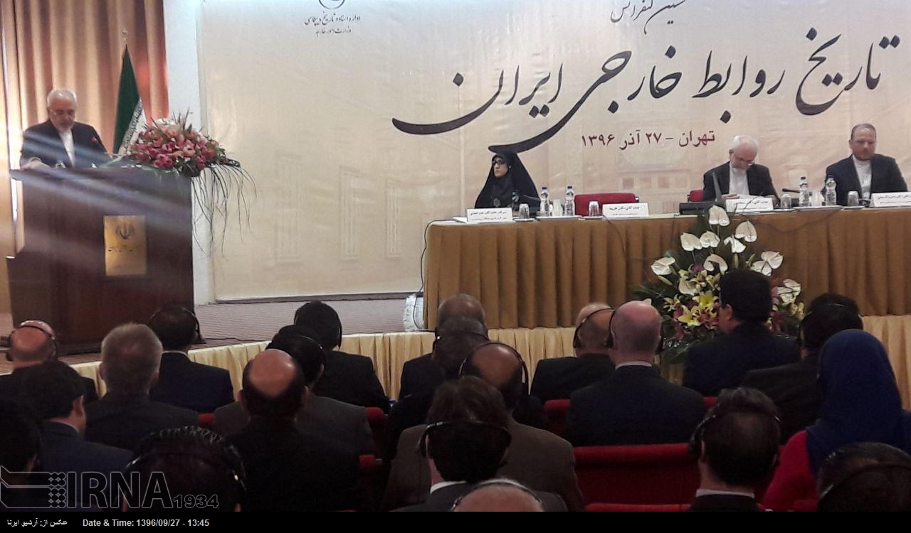 ایران اپنے مفادات کیلئے ایک طاقتور اور ترقی یافتہ خطے کے حصول میں کوشاں ہے: ظریف ایران اپنے مفادات کیلئے ایک طاقتور اور ترقی یافتہ خطے کے حصول میں کوشاں ہے: ظریف
