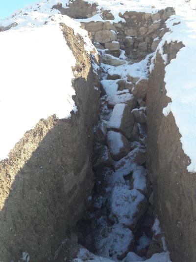تعرض حفاران غیرمجاز به تپه باستانی قلاتگاه اشنویه با بیل مكانیكی