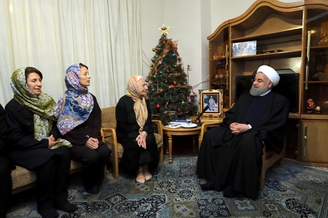 Le président iranien rend visite à des familles chrétiennes pour Noël Le président iranien rend visite à des familles chrétiennes pour Noël