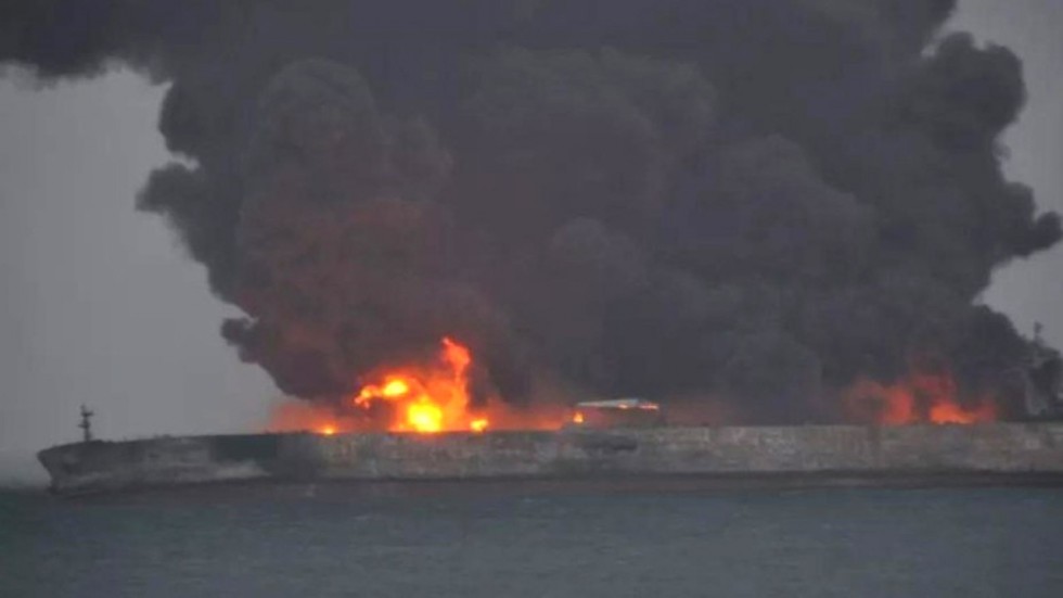 Iranischer Öltanker brennt immer noch Iranischer Öltanker brennt immer noch