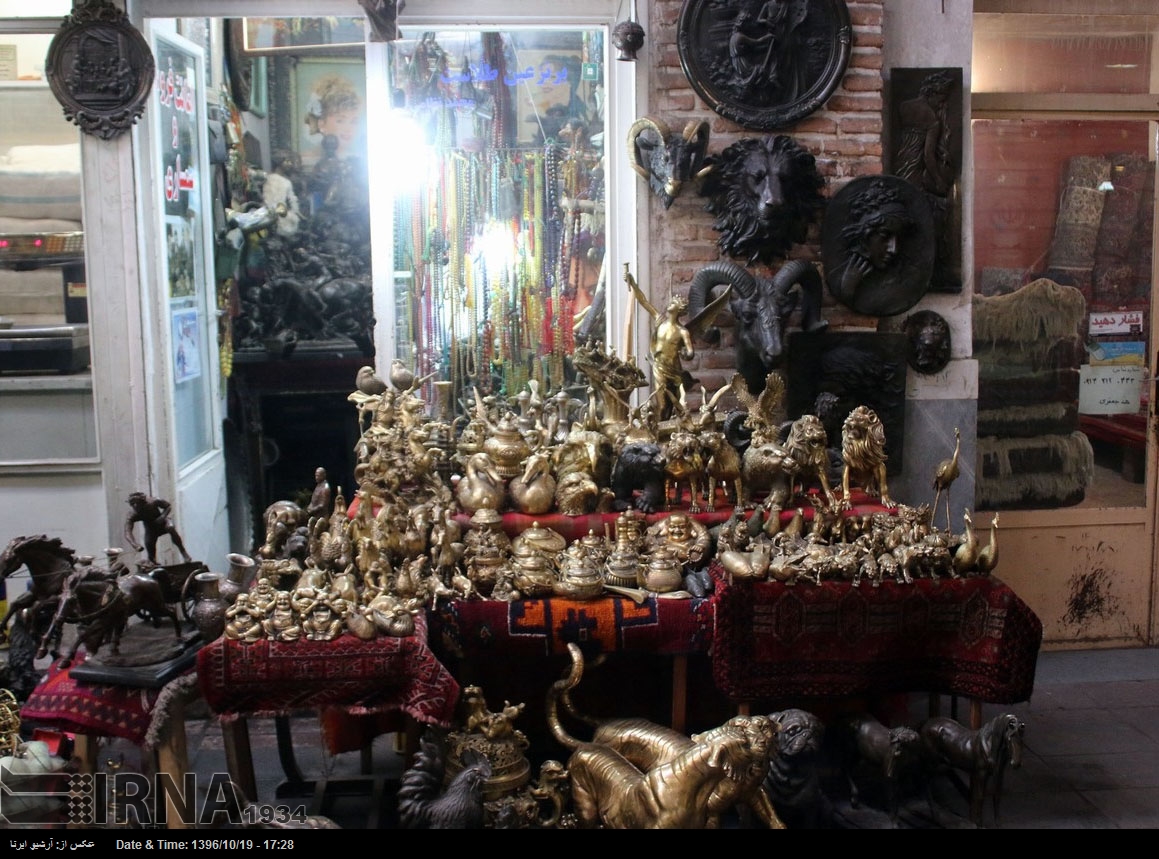 Bronzeskulpturen im Rahli-Basar in der iranischen Stadt Täbris Bronzeskulpturen im Rahli-Basar in der iranischen Stadt Täbris