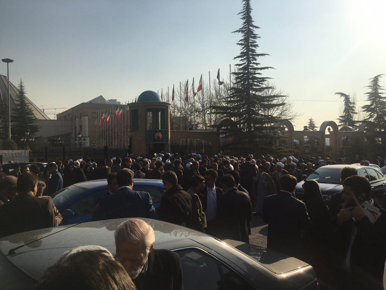 ازدحام مشتاقان حضور در كنگره بزرگداشت هاشمی رفسنجانی در بیرون سالن اجلاس