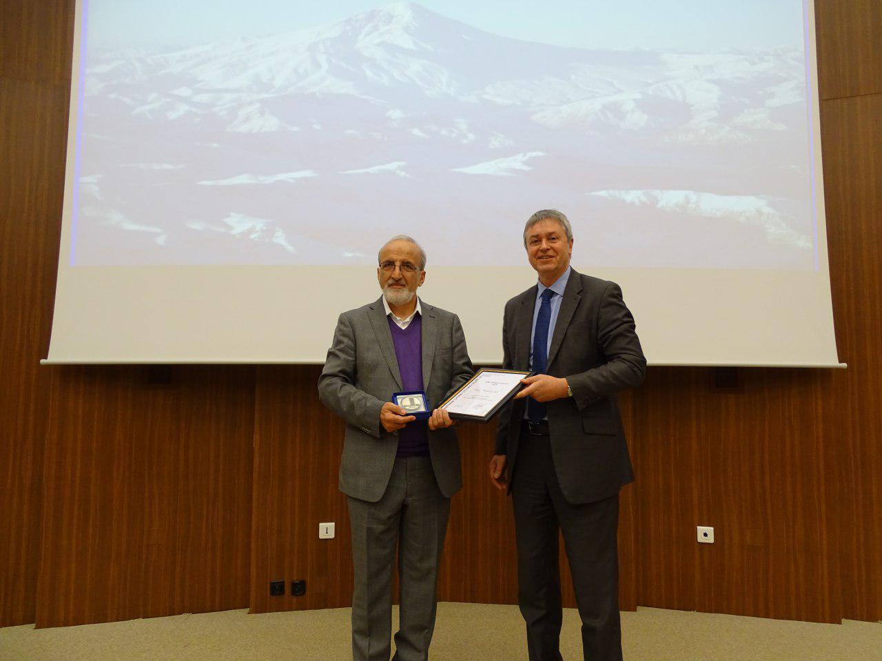 Iranischer Wissenschaftler erhält Ehrenmedaille von IARC Iranischer Wissenschaftler erhält Ehrenmedaille von IARC