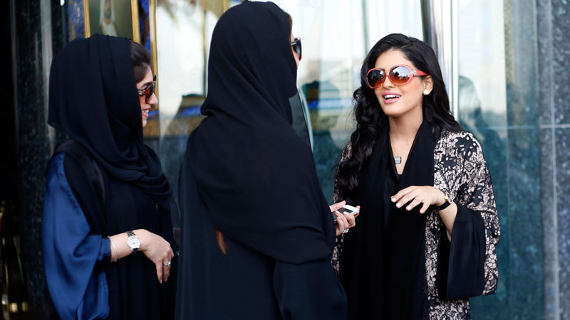 زنان خارجي بالاي 25 سال مي توانند به تنهايي براي  گردشگري به عربستان سفر كنند