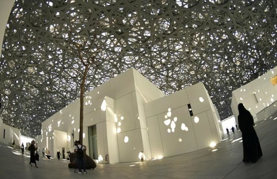 امارات، قطر را ازنقشه هاي موزه لوور ابوظبي حذف كرد