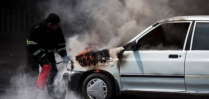 آتش سوزي خودرو در گناباد 2 مصدوم  داشت