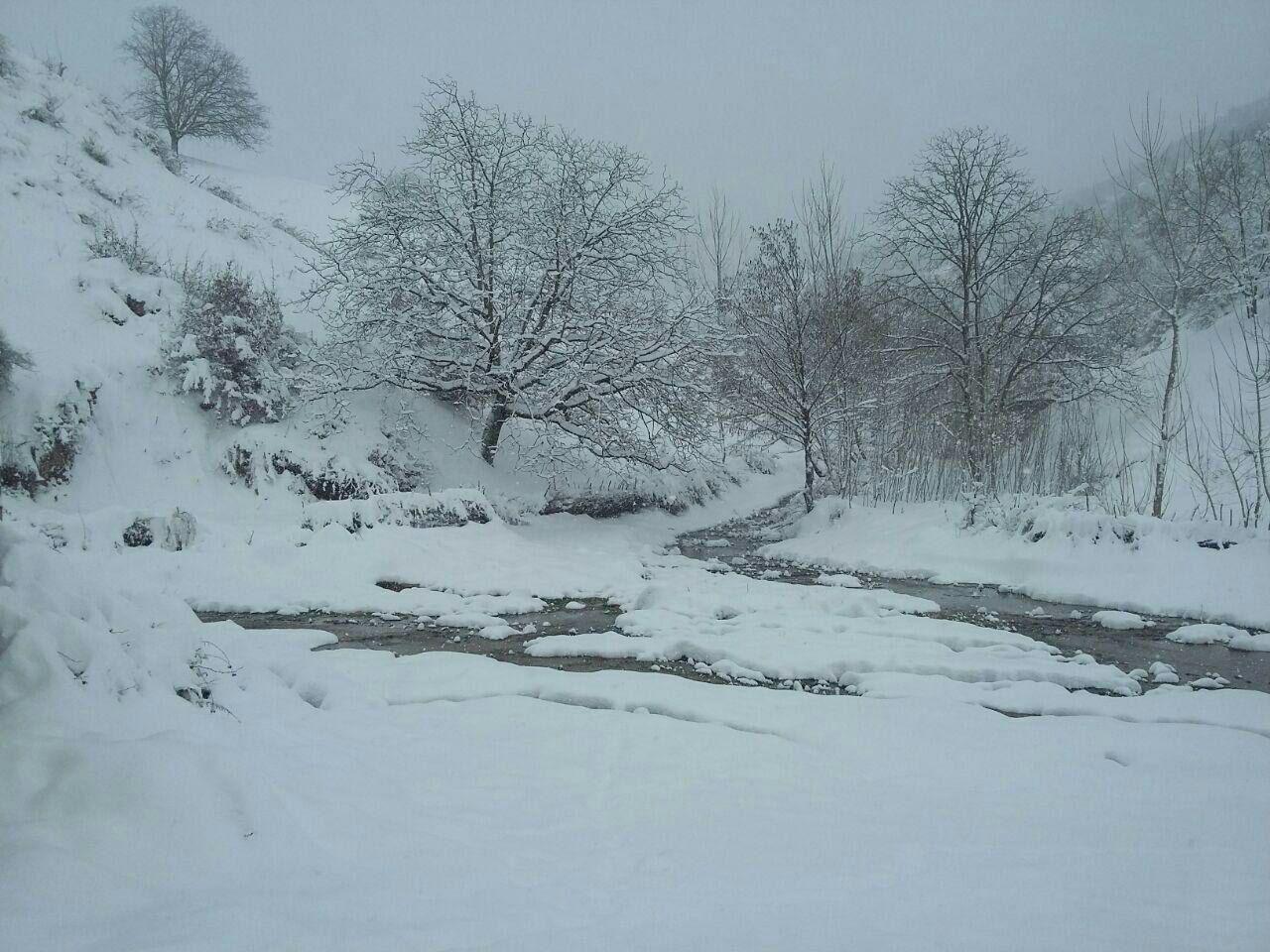 برف راه ارتباطي 13 روستاي گاليكش در شرق گلستان را مسدود كرد