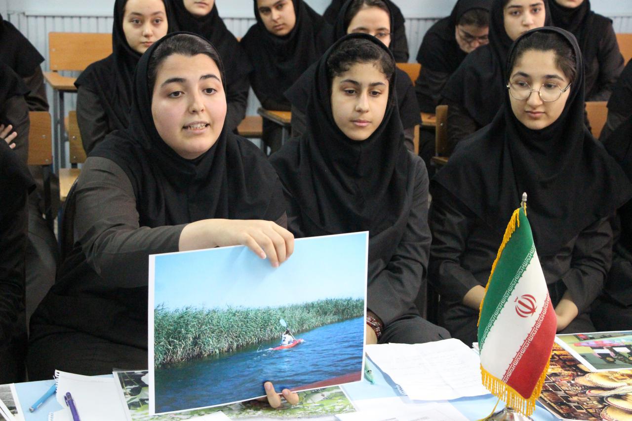بررسی چالش های تالاب انزلی در ویدئو كنفرانس دانش آموزان ایران و ژاپن بررسی چالش های تالاب انزلی در ویدئو كنفرانس دانش آموزان ایران و ژاپن