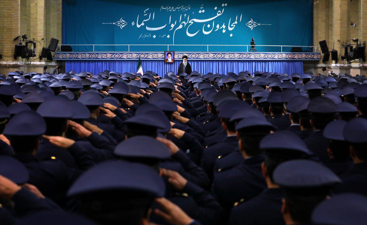 قائد الثورة الاسلامية يستقبل قادة وكوادر القوة الجوية للجيش قائد الثورة الاسلامية يستقبل قادة وكوادر القوة الجوية للجيش