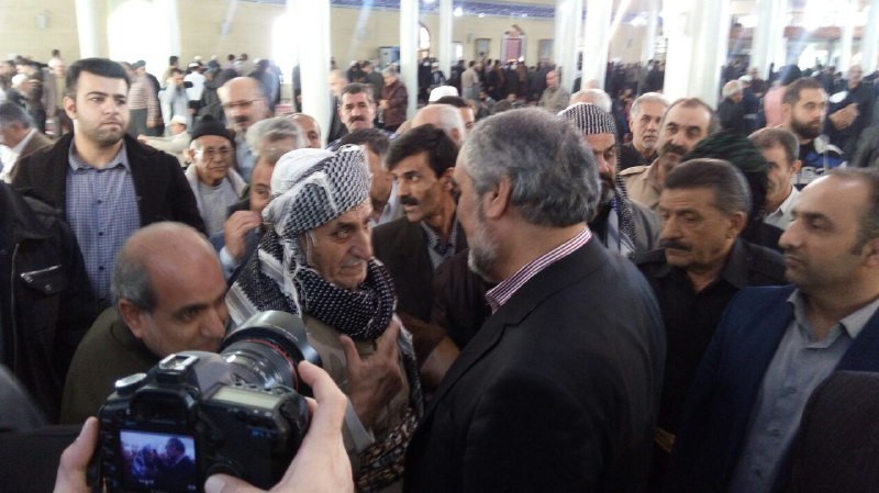 استاندار كردستان با جمعی از مردم در مسجد قبا سنندج دیدار كرد