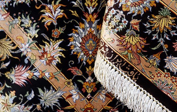 حياكة السجاد الحريري فن يحترف به أهالي مدينة قم حياكة السجاد الحريري فن يحترف به أهالي مدينة قم
