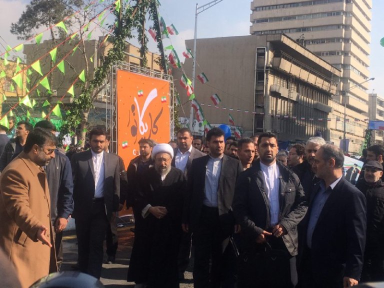 رئيس السلطة القضائية ينضم إلي جموع المشاركين في مسيرات 22 بهمن رئيس السلطة القضائية ينضم إلي جموع المشاركين في مسيرات 22 بهمن