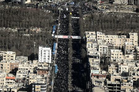 همه آمدند تا حيات عزتمند،اقتدار و پايداري انقلاب اسلام را جشن بگيرند