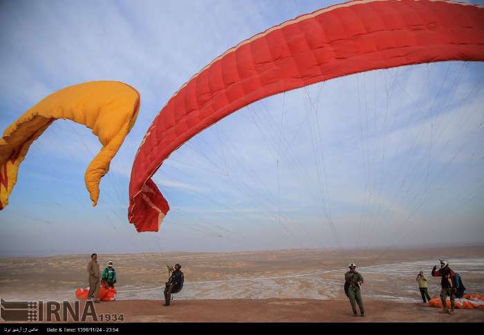 Vol sur le site de parapente à Qom