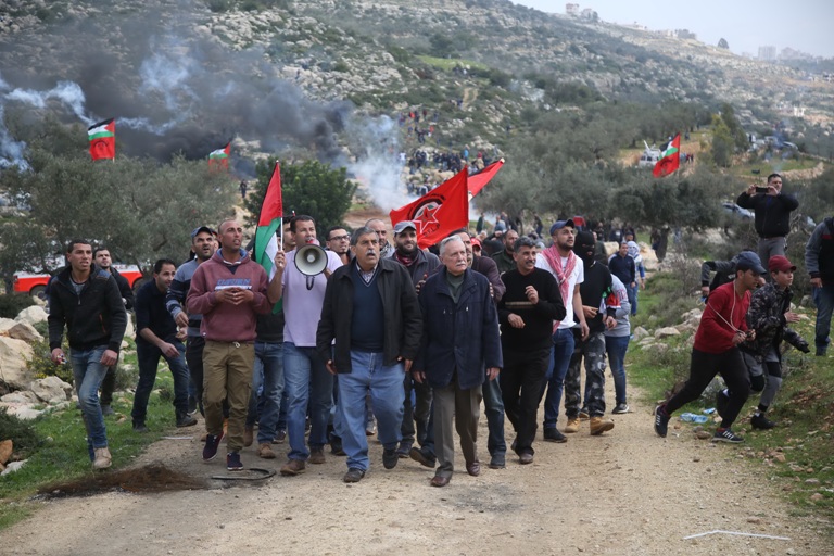 مسيرات جماهيرية داخل المدن الفلسطينية تنديدا بقرار ترامب مسيرات جماهيرية داخل المدن الفلسطينية تنديدا بقرار ترامب