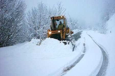 بارش برف جاده گردنه بیژن در شهرستان دنا را مسدود كرد