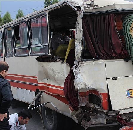 رسيدگي به هنگام به مصدومان حادثه اتوبوس دانش آموزان نكايي