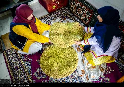 ایران کے شمالی علاقے اسطلخ جان میں خواتین روائتی خوراک سمنو کی تیاری میں مصروف ہیں، جسے نئے ایرانی سال کی آمد سے چند روز پہلے تیار کیا جاتا ہے