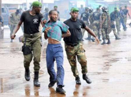 كوناكری پایتخت گینه ، صحنه درگیری معترضان با نیروهای دولتی