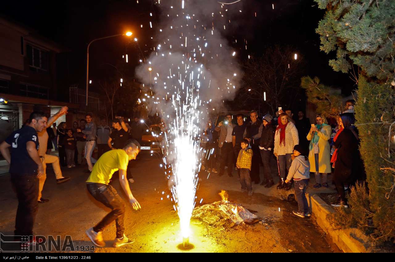 Iraner  feiern Charshanbe Suri