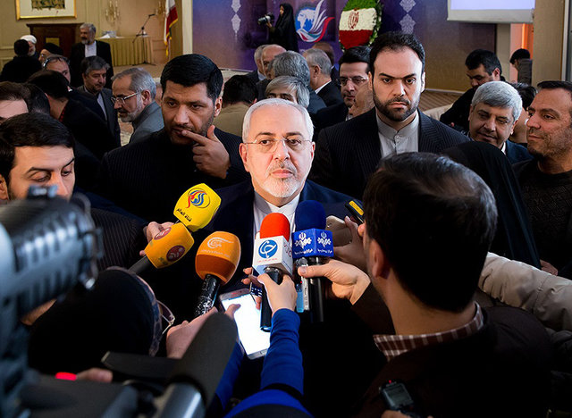 Zarif warnt USA vor einem schmerzhaften Fehler, aus dem Nuklearvertrag auszusteigen Zarif warnt USA vor einem schmerzhaften Fehler, aus dem Nuklearvertrag auszusteigen