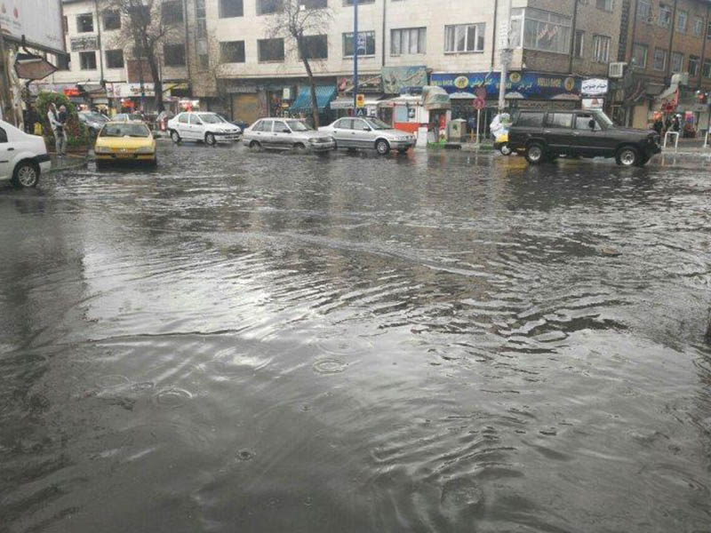 بارش تگرگ و رگبار باران موجب آبگرفتگي معابر در اروميه شد