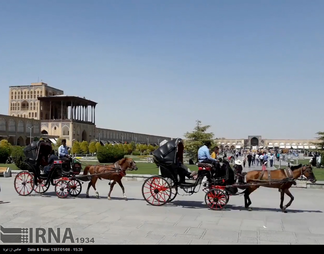 گردشگران نوروزی در میدان نقش جهان اصفهان